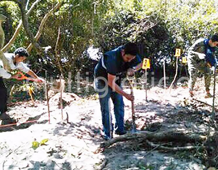 Autoridades ministeriales y de la Secretaría de Marina llevaron a cabo la presunta exhumación de al menos siete cadáveres enterrados en diversas fosas ubicadas en un predio denominado Los Cocos, en la localidad de Arbolillo, Alvarado. 