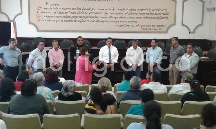 Vecinos de la Unidad Habitacional Homex se reunieron con autoridades locales encabezadas por el alcalde Américo Zúñiga Martínez para tratar el problema de la inseguridad que se presenta en esa zona. Se plantea la implantación de un retén policiaco. 