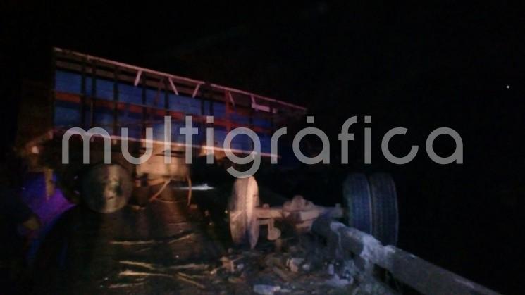 Un camión cañero estuvo a punto de caer a un barranco, luego de que chocara contra el puente en El Zapote, luego de que aparentemente evitara un choque frontal contra una camioneta.