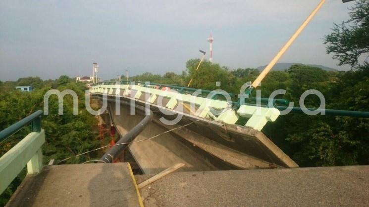 El puente en Ixtaltepec se fracturó dejando incomunicada la vía Juchitán - Ixtepec. 
