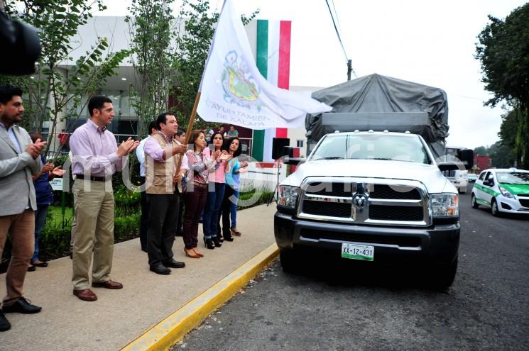 Con un reconocimiento a la sociedad xalapeña por su generosidad solidaria con los más necesitados, el alcalde Américo Zúñiga Martínez dio el banderazo de salida a cinco toneladas de víveres, cuyos destinatarios son las personas damnificadas por los sismos en el estado de Chiapas.
