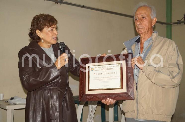 Baltazar Mendoza Parra, recibió reconocimiento por gestiones hacia plataneros
