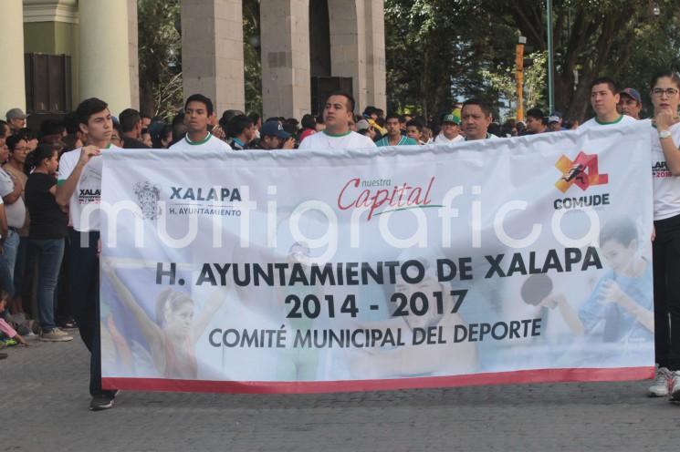 Más de 250 deportistas xalapeños registrados ante el Comité Municipal del Deporte (COMUDE) participaron en el desfile cívico deportivo conmemorativo del 107 aniversario de la Revolución Mexicana. 