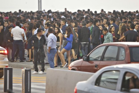 Si bien familias completas acuden a recibir los primeros rayos del sol del 2017 al boulevard Manuel Ávila Camacho, en su mayoría los que acuden son jóvenes que buscan continuar la fiesta. 