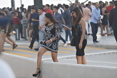 Miles de personas acudieron al boulevard Manuel Ávila Camacho de la conurbación Veracruz-Boca del Río, a contemplar el primer amanecer de 2017. 