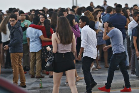 Miles de personas acudieron al boulevard Manuel Ávila Camacho de la conurbación Veracruz-Boca del Río, a contemplar el primer amanecer de 2017. 
