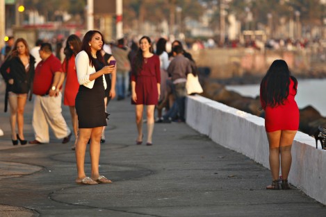 Miles de personas acudieron al boulevard Manuel Ávila Camacho de la conurbación Veracruz-Boca del Río, a contemplar el primer amanecer de 2017.