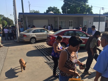 Como suele suceder la mañana del primer día del año en todos lados se dan accidentes debido al descuido natural luego de la celebración, tal ocurrió en Paso del Macho donde un auto Vento chocó contra un taxi.