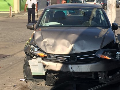 El Auto Vento conducido por una joven no respetó la preferencia del taxi número 48 al llegar a la Avenida Principal, dejando el impacto daños por 60 mil pesos.    