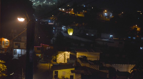 En algunos puntos de la ciudad de Xalapa se quemaron globos de Cantoya. 