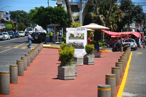 Con el apoyo del alcalde Américo Zúñiga Martínez, en este 2016, el gobierno municipal puso en marcha el programa Camina Xalapa, cuyo objetivo es recuperar y mejorar espacios públicos para dar mayor seguridad al peatón en la vía pública. 