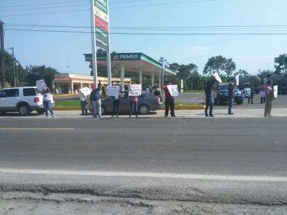 La mañana del domingo, militantes del partido Movimiento de Regeneración Nacional realizaron la toma de gasolineras en el municipio de Tlapacoyan, mostrando su desacuerdo por el alza en los combustibles.  
