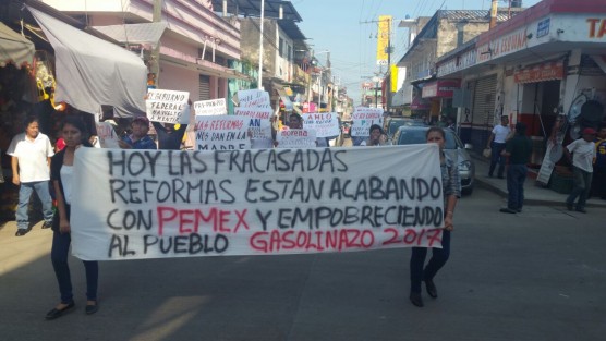 La mañana del domingo, militantes del partido Movimiento de Regeneración Nacional realizaron la toma de gasolineras en el municipio de Tlapacoyan, mostrando su desacuerdo por el alza en los combustibles.   