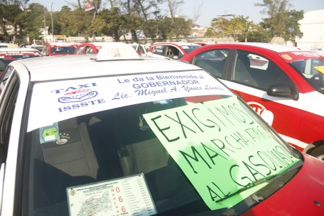 Un grupo de taxistas de la asociación Taxis ISSSTE de Veracruz, realizó una manifestación para externar su inconformidad por el alza al precio de la gasolina.