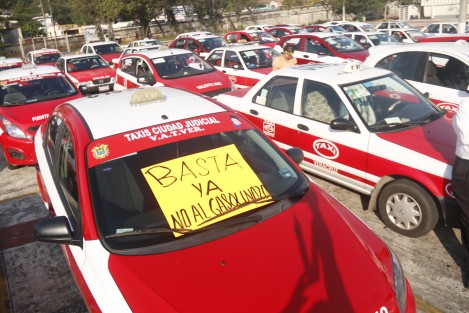 Un grupo de taxistas de la asociación Taxis ISSSTE de Veracruz, realizó una manifestación para externar su inconformidad por el alza al precio de la gasolina.
