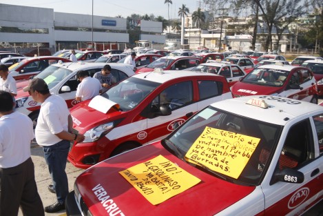 Un grupo de taxistas de la asociación Taxis ISSSTE de Veracruz, realizó una manifestación para externar su inconformidad por el alza al precio de la gasolina. Los llamados ruleteros aseguraron que de no dar marcha atrás en el costo del combustible, tendrían que incrementar sus tarifas.