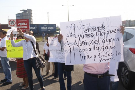 Simpatizantes de MORENA se manifestaron en la entrada del depósito de combustible de PEMEX <em>El Sardinero</em> para protestar por el alza al precio de la gasolina.