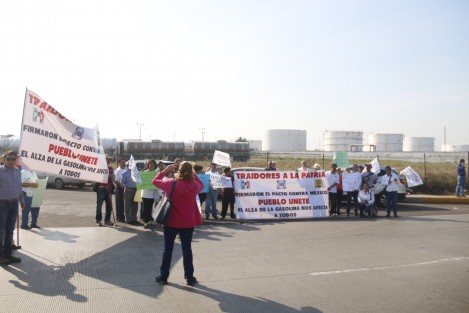 Simpatizantes de MORENA se manifestaron en la entrada del depósito de combustible de PEMEX <em>El Sardinero</em> para protestar por el alza al precio de la gasolina.