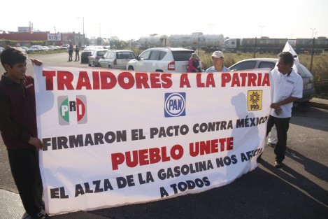 Simpatizantes de MORENA se manifestaron en la entrada del depósito de combustible de PEMEX <em>El Sardinero</em> para protestar por el alza al precio de la gasolina.
