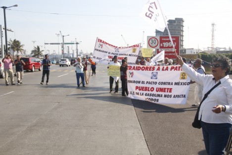 Simpatizantes de MORENA se manifestaron en la entrada del depósito de combustible de PEMEX <em>El Sardinero</em> para protestar por el alza al precio de la gasolina.