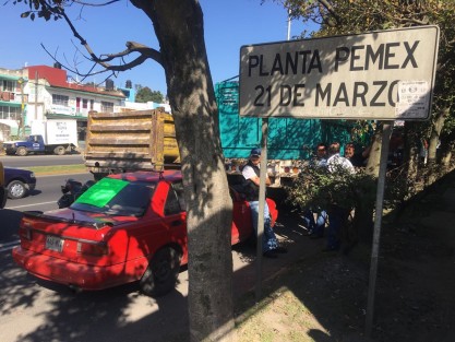 Desde la 9 de la mañana de este lunes, manifestantes se plataron frente a la planta de almacenamiento de PEMEX en la colonia 21 de Marzo de Xalapa, en protesta por el alza de las gasolinas.