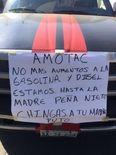 Desde la 9 de la mañana de este lunes, manifestantes se plataron frente a la planta de almacenamiento de PEMEX en la colonia 21 de Marzo de Xalapa, en protesta por el alza de las gasolinas.