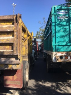 Desde la 9 de la mañana de este lunes, manifestantes de AMOTAC se plataron frente a la planta de almacenamiento de PEMEX en la colonia 21 de Marzo de Xalapa, en protesta por el alza de las gasolinas.