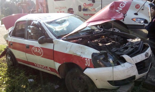 En Yanga una unidad de alquiler terminó volcando y su conductor lesionado, luego de que perdiera el control debido al exceso de velocidad con el que circulaba sobre la  carretera federal Córdoba-Cuitláhuac a la altura de la desviación a Omealca.