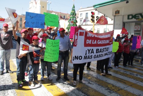 Los petistas se sumaron a las protestas que se dan por el aumento a las gasolinas. En el centro de Xalapa expresron su rechazo a la medida en el alto de los vehículos. 