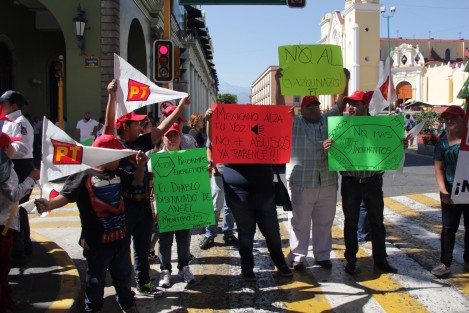 Los petistas se sumaron a las protestas que se dan por el aumento a las gasolinas. En el centro de Xalapa expresron su rechazo a la medida en el alto de los vehículos.  
