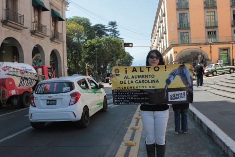 La militancia perredista protesta frente al Palacio de Gobierno de Veracruz, y en algunas gasolineras. 