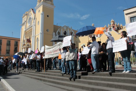 Empleados del Seguro Popular se manifiestan en la Plaza Lerdo, denunciando la violación del contrato colectivo de trabajo, ya que se les está presionando para que firmen contratos individuales. 