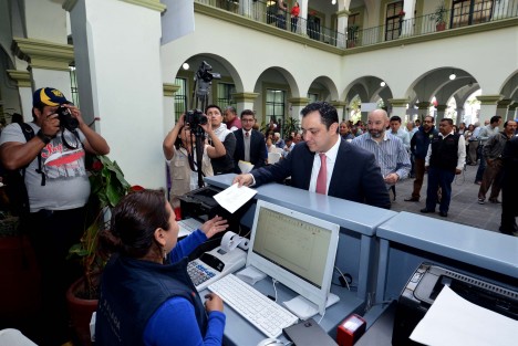 Gracias a las contribuciones de los xalapeños, que pagan puntualmente su Predial anual, se construye una mejor ciudad, aseguró en entrevista el alcalde Américo Zúñiga Martínez al acudir a realizar el pago de este impuesto.