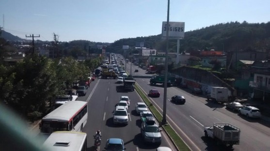 Pese a que habían declarado que no bloquearían vías, los manifestantes de Amotac cerraron la circulación en el boulevard Xalapa - Banderilla, dejando abierto sólo un carril en ambos sentidos.