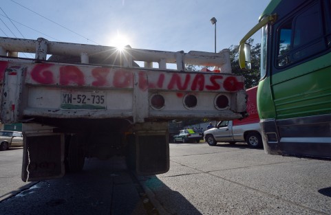 Integrantes de AMOTAC  bloquearon parcialmente la avenida México y el bulevar Xalapa-Banderilla como forma de protesta ante los incrementos de la gasolina y el diesel, esto luego de por la mañana sólo se colocaron en las entradas de la Planta de Pemex de la colonia 21 de Marzo de Xalapa. 