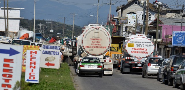 Integrantes de AMOTAC  bloquearon parcialmente la avenida México y el bulevar Xalapa-Banderilla como forma de protesta ante los incrementos de la gasolina y el diesel, esto luego de por la mañana sólo se colocaron en las entradas de la Planta de Pemex de la colonia 21 de Marzo de Xalapa. 