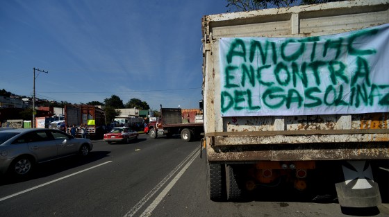 Integrantes de AMOTAC  bloquearon parcialmente la avenida México y el bulevar Xalapa-Banderilla como forma de protesta ante los incrementos de la gasolina y el diesel, esto luego de por la mañana sólo se colocaron en las entradas de la Planta de Pemex de la colonia 21 de Marzo de Xalapa. 