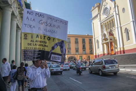 La militancia perredista protesta frente al Palacio de Gobierno de Veracruz, y en algunas gasolineras.