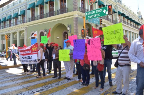 Simpatizantes del PT, acompañados por el Comisionado estatal Vicente Aguilar, protestaron este lunes en las calles céntricas de la ciudad capital veracruzana, debido al incremento de la gasolina, lo cual lleva a encarecer otros productos de la canasta básica. 