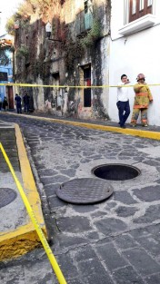  En la mañana de este martes, el Cuerpo de Bomberos, la Secretaría de Seguridad Pública y personal de Protección Civil Municipal atendieron un incendio en un registro en el Callejón de Rojas, producido por un cortocircuito en las líneas de electricidad subterráneas. Afortunadamente, no se reportaron lesionados.
