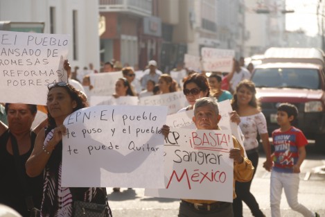 El diputado federal del PRD, Julio Saldaña Morán, encabezó un contingente que marchó por la avenida Independencia para protestar por el llamado <em>Gasolinazo</em>. Durante la manifestación, el legislador fue cuestionado por haber votado a favor de este incremento en el precio de la gasolina. 