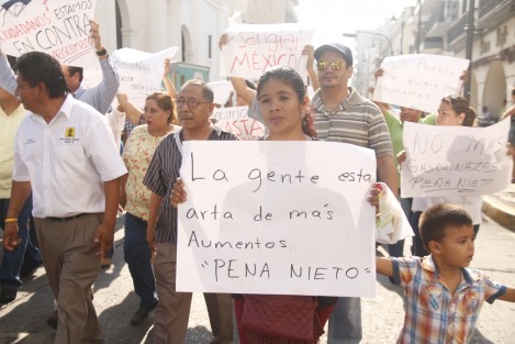 El diputado federal del PRD, Julio Saldaña Morán, encabezó un contingente que marchó por la avenida Independencia para protestar por el llamado <em>Gasolinazo</em>. Durante la manifestación, el legislador fue cuestionado por haber votado a favor de este incremento en el precio de la gasolina.