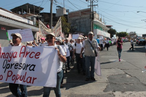 Ante la falta de respuesta, trabajadores finiquitados del Seguro Popular marcharon desde sus oficinas hacia el centro de Xalapa. Aproximadamente 500 empleados quedaron sin trabajo luego de que no se respetara su contrato colectivo de trabajo. 