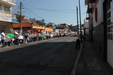 Ante la falta de respuesta, trabajadores finiquitados del Seguro Popular marcharon desde sus oficinas hacia el centro de Xalapa. Aproximadamente 500 empleados quedaron sin trabajo luego de que no se respetara su contrato colectivo de trabajo.  