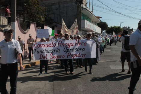Ante la falta de respuesta, trabajadores finiquitados del Seguro Popular marcharon desde sus oficinas hacia el centro de Xalapa. Aproximadamente 500 empleados quedaron sin trabajo luego de que no se respetara su contrato colectivo de trabajo. 