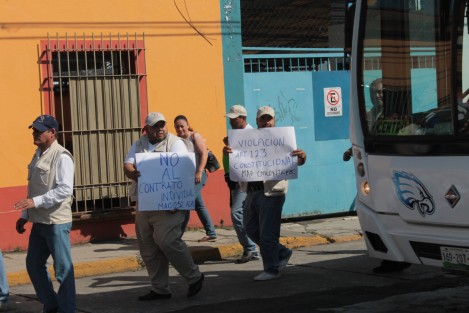 Ante la falta de respuesta, trabajadores finiquitados del Seguro Popular marcharon desde sus oficinas hacia el centro de Xalapa. Aproximadamente 500 empleados quedaron sin trabajo luego de que no se respetara su contrato colectivo de trabajo. 