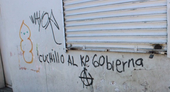 Grafitis no muy bonitos, pero sí con mucha verdad. 
