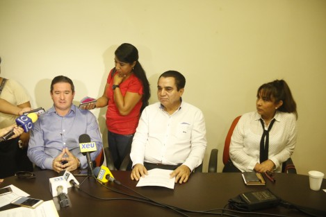 La dirección del Observatorio y Contraloría Ciudadana de Veracruz, ofreció una rueda de prensa para referirse al impacto negativo en la economía del país que causará el aumento al precio de la gasolina. 