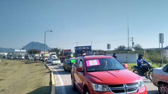 A las 9:35 horas integrantes de AMOTAC así como algunos ciudadanos, iniciaron una marcha lenta sobre la autopista Puebla-Veracruz, dirigiéndose hacia la localidad de Balastrera. Con cartulinas donde exigen alto a los gasolinazo, o con leyendas  en los medallones de sus autos donde culpan a la clase política de estas alzas, vehículos se integraron a vuelta de rueda con dirección a Puebla.