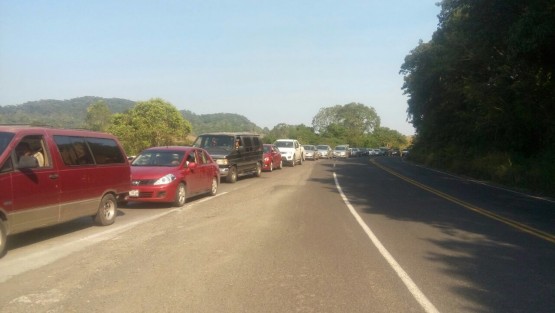 Y mientras en la zona centro de Veracruz inconformes marchan a vuelta de rueda en protesta pr el gasolinazo, en el Norte, vacacionista que apenas incian el regreso a sus hogares avanzan a marcha lenta en la caseta  de Totomoxtle.  